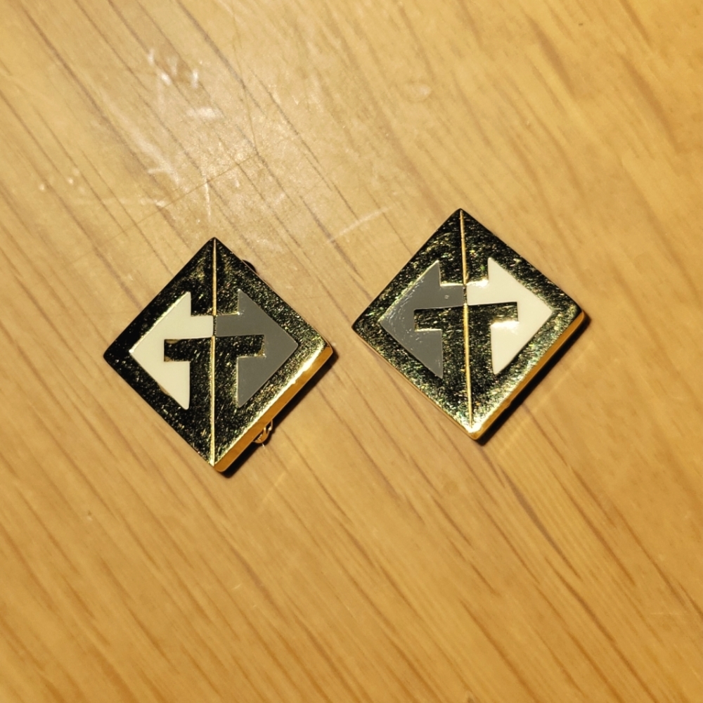 Givenchy Paris 1977 Signed Gold Tone Clip-on Earrings - Picture 3 of 5